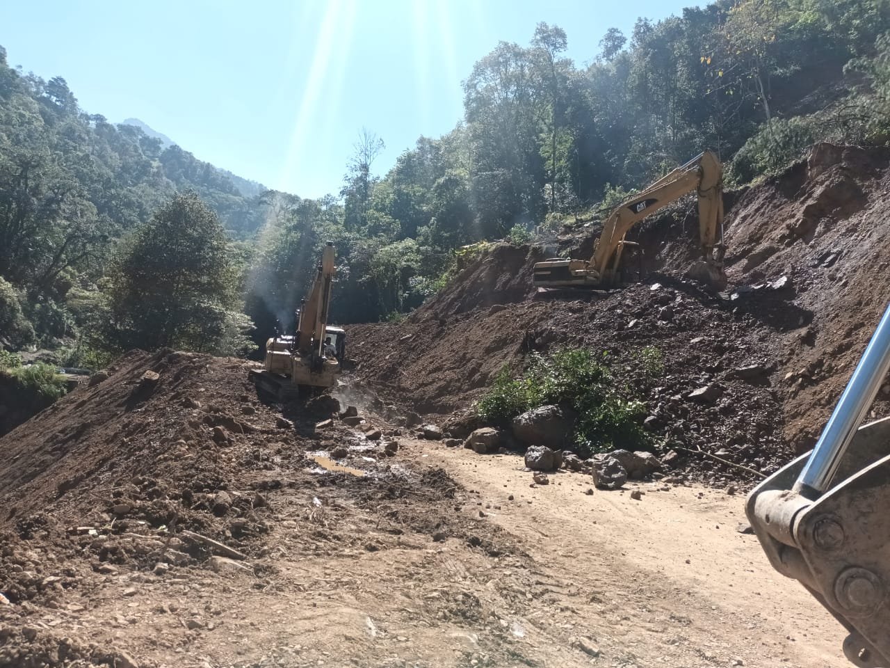 Continúan los trabajos de rehabilitación de caminos afectados por lluvias en la Sierra y Huasteca hidalguense